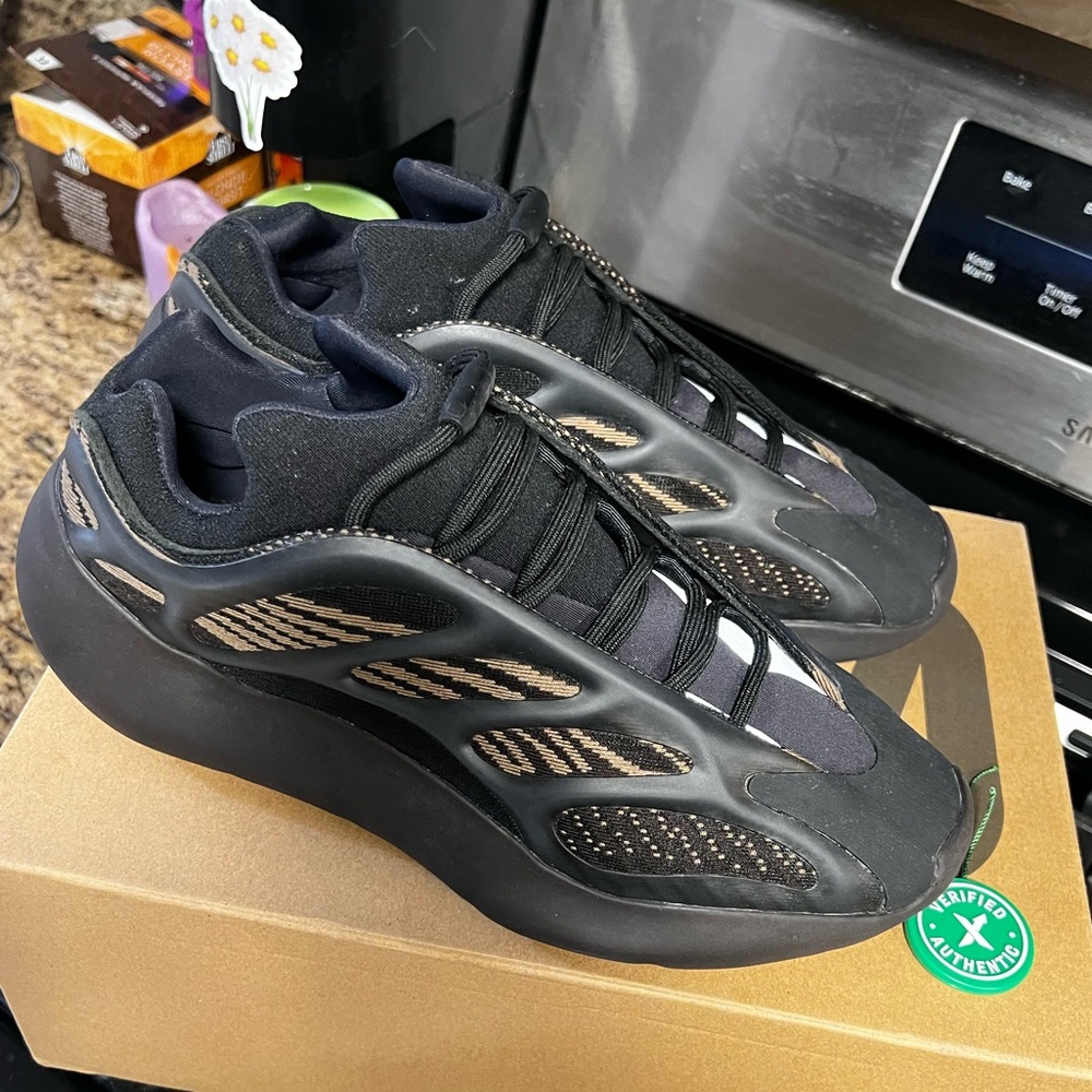 Yeezy 700 v3